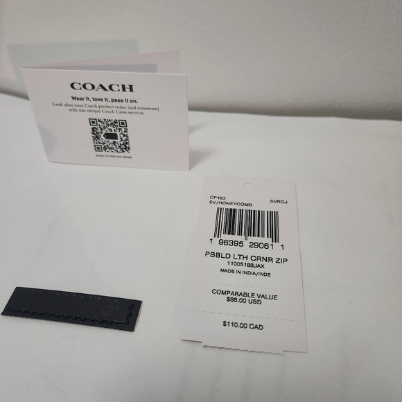 **NWT** COACH zip corner wristlet in Silver and Honeycomb - Picture 2 of 6